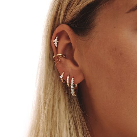 Léonienotre nouveau piercing qui saura parfaitement épouser la forme de votre oreillel'Hélix ou au ConchPiercing ornde pierresRésistel'eauBarreAcier inoxydable 304Garantie sans nickel et sans risque d'allergiesDiamètre barre1,2 mmLongueur barre6 mmType de piercing adaptlobe et cartilage (helixconchNotre conseilce bijou ne convient pas en tant que premier bijou de pose lors de l'acte piercingconsultez votre perceur pour savoir si votre oreille Ear Peircings, Curated Ear, Double Earrings, Pretty Ear Piercings, Creole Earrings, Cute Piercings, Accesories Jewelry, Jewelry Lookbook, Cz Earrings