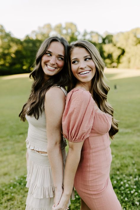 Mothers Day Photoshoot, Mommy And Me Poses, Sisters Photoshoot Poses, Sister Photography, Kind Photo, Sister Poses, Friendship Photoshoot, Sister Pictures, Sisters Photoshoot