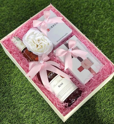 Rosé wine, Curren Watch and Zara Perfumes wrapped in baby pink theme for her. Perfume Wrapping Ideas, Perfume Gift Wrapping Ideas, Perfume Birthday Gift, Curren Watch, Birthday Gift Ideas For Her, Pr Kit, Ideas Regalo, Rosé Wine, Bridal Gift Wrapping Ideas