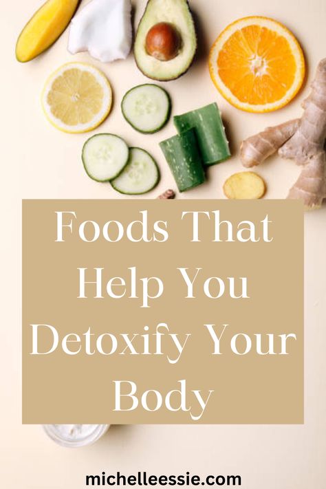 Using the body's natural detoxification system is the way we stay healthy, and eating foods that support it. The body is equipped to eliminate harmful toxins from the body when given the proper nutrients. There are many foods that help to promote detoxification in the body. Read more for some foods that help you detoxify your body. #detoxify #detox Best Foods For Detoxing, Detox Body Naturally, Detoxing Your Body From Toxins, Detox Snacks, Best Detox Foods, Detoxifying Foods, Healthy Liver Diet, Detox Week, Detox Foods