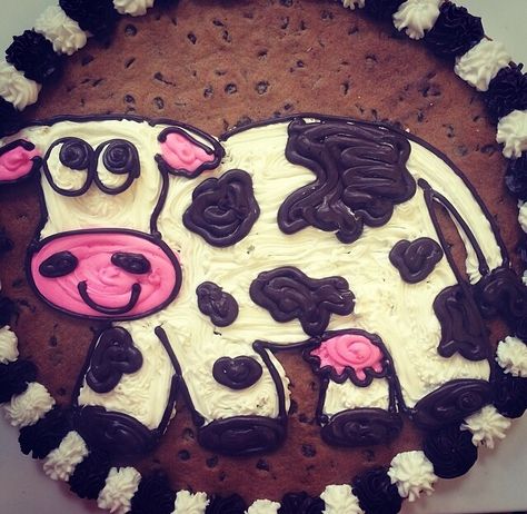 Cow cake Cow Print Cookie Cake, Cow Cookie Cake, Cow Cake, Delish Cakes, Cookie Cake Designs, Cow Cookies, Cow Cakes, Cookie Cakes, Bake Goods