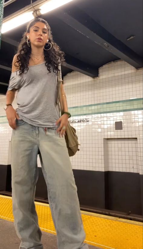 Comfy Date Night Outfit Winter, Baggy Jeans 90s Outfit, Baggy Going Out Outfit, Baggy Club Outfits, Grunge Outfits Baggy Jeans, Spring Baggy Outfits, Yk2 Style Outfits Women, Outfit Inspo With Baggy Jeans, 90 Baggy Jeans Outfit