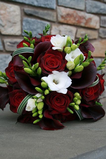 Coucou les filles ! Une petite proposition de bouquets de couleur bordeaux ! Une couleur idéale pour un mariage en automne 1. 2. 3. 4. 5. 6. 7. 8. 9. 10. Voir les autres couleurs des bouquets de fleurs : 10 bouquets blancs Sélection de bouquets Christmas Wedding Bouquets, Red And White Weddings, Rose Bridal Bouquet, Red Wedding Flowers, Red Bouquet, Red Rose Bouquet, Prom Flowers, Calla Lilies, Deco Floral