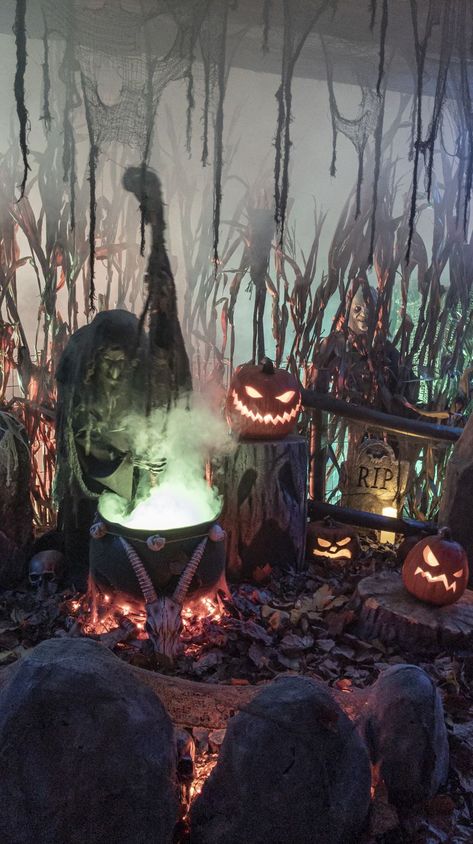 Creepy Pumpkin Patch, Haunted Farm Aesthetic, Haunted Farm Halloween Decor, Haunted Pumpkin Patch Ideas, Halloween Bushes Decorations, Haunted Pumpkin Patch Yard, Scary Pumpkin Patch, Fairy Gardens Ideas, Halloween Cabin