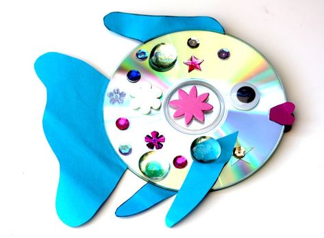 Fisch aus CD basteln Cd Fish, The Rainbow Fish, Cd Crafts, Cd Art, Fish Crafts, Rainbow Fish, Ocean Crafts, Ocean Themes, Popsicles