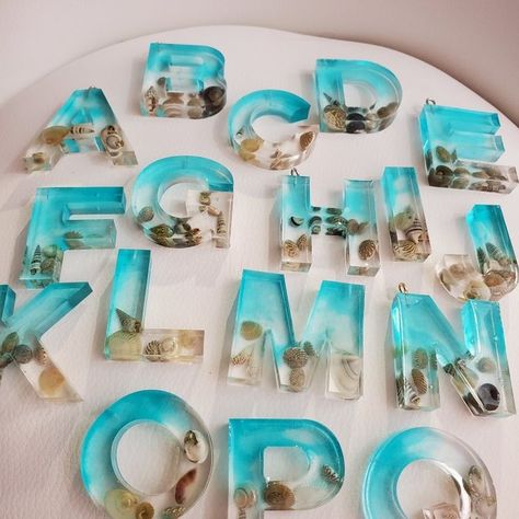 Resin Monogram Letters, Ocean Resin Keychain, Beach Resin Keychain, Resin Seashell Crafts, Epoxy Keychain Ideas, Resin Keychain Ideas, Diy Resin Keychain, Beach Resin, Alphabet Gifts