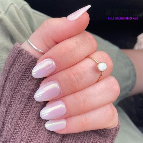 Hailey Bieber’s glazed donut nails are everywhere: Here’s how to recreate them with OPI's Kyoto Pearl and CND Over The Top Effects Kit available at MK Beauty Club. 😍 🛒Shop in store or online at www.mkbeautyclub.com! . . . . #haileybaldwin #haileybieber #haileybiebernails #haileybieberstyle #glazed #glazeddonut #glazeddonutnails #glazednails #pearlnails #nailinspo #nailart #nailartist #nailartrtlove #naildesign #naildesigns #trends #trending #thursday www.vbt.io/goto/4TRU?s=pin Glazed Dip Powder Nails, Nail Dip Colors 2023, Cute Trendy Nail Designs, Detail Nails, Donat Glaze, Nude Chrome, Chrome Almond, Hallographic Nails, Gel Chrome Nails