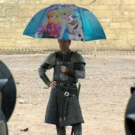 Ser Jorah Mormont, Ser Jorah, Jorah Mormont, Holding An Umbrella, Game Of Thrones 3, Game Of Thrones Cast, Got Game Of Thrones, Game Of Thrones Funny, Got Memes