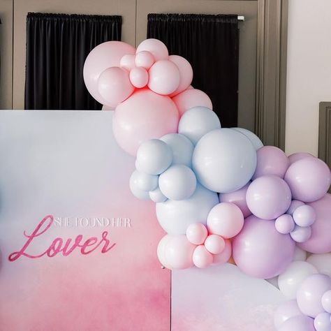 Taylor Swift Themed Bridal Shower Ideas, Centerpieces For Bridal Shower Tables, Lover Themed Bridal Shower Taylor Swift, Taylor Swift Backdrop, Taylor Swift Bridal Shower Theme, Lover Bridal Shower Ideas, Taylor Swift Balloons, Taylor Swift Balloon Arch, Taylor Swift Bridal Shower Ideas