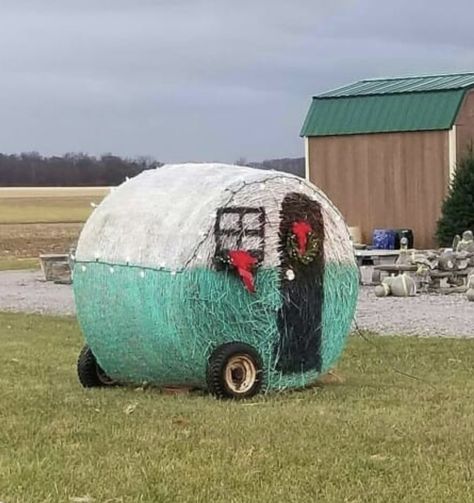 Christmas Hay Bale Decor, Round Hay Bale Decorating Ideas, Christmas Hay Bale, Painted Hay Bale Ideas, Hay Bale Decorating Ideas, Decorated Hay Bales, Hay Bale Fall Decor, Hay Bale Fall, Hay Bale Decor