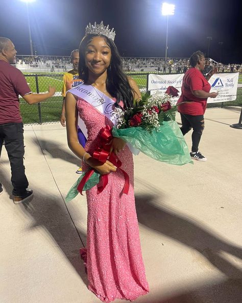 It's good to be Queen 👑 Anniston High School Homecoming 🖤🏈❤ #qualityshoppecutie #homecoming #homecoming2024 #hoco2024 #HomecomingQueen Hoco Queen, High School Homecoming, Be Queen, Homecoming Queen, Homecoming, High School, Queen, Green, Quick Saves