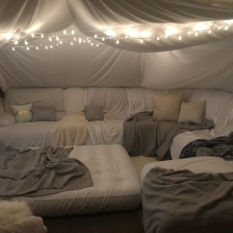 Cute Sleepover Room Ideas, Big Blanket Fort Ideas, Aesthetic Sleepover Room, Sleep Over Rooms, Giant Pillow Fort, Closet Hangout Space Aesthetic, Fort Ideas Aesthetic, Bed Tent Aesthetic, Basement Sleepover Setup