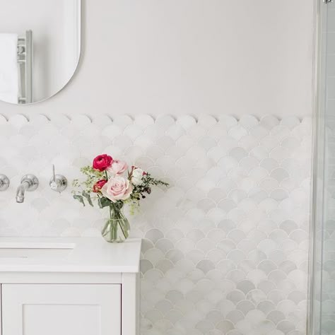 Fiona Wiseman on Instagram: "Hello Monday and another busy week ahead! I wanted to share this bathroom with you, the brief was to design a bathroom for a little girl who loved mermaids but it was important to create something that would stand the test of time and the final result is perfect! The beautiful marble sets the elegant tone for the space with the scallop tiles adding a softer, fun element. A pop of mint in the shower cubicle adds to the underwater vibes! I think this bathroom is up there as one of my all time favourites. Lots going on this week, new projects in the pipeline and an exciting project that I have very kindly been asked to be involved with takes shape this week. I’ll be able to share more on that soon. Have a good day whilst dodging those rain clouds! Shower cub Fish Scale Backsplash Bathroom, Marble Scallop Tile Bathroom, Scallop Tile Shower Wall, Scallop Bathroom Tile, Scalloped Tile Backsplash, White Scallop Tile Bathroom, Scalloped Shower Tile, Scallop Shower Tile, Tile Cloud Bathroom