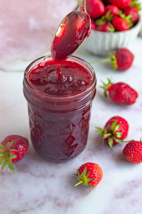 Cooking Strawberries, Strawberry Jam No Pectin, Easy Strawberry Jam Recipe, Strawberry Sauce Recipe, Roasted Fruit, How To Store Strawberries, Easy Strawberry Jam, Gourmet Christmas, Passion Fruit Curd