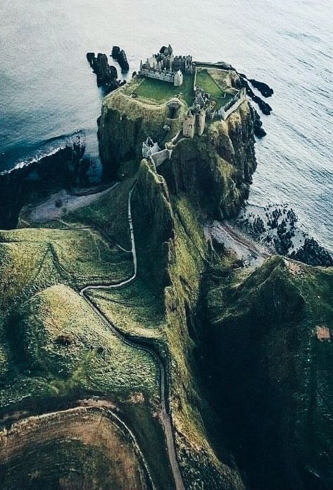 Dunnottar Castle, Ireland Landscape, Voyage Europe, Landscape Designs, Beautiful Places Nature, Scotland Travel, A Castle, Cool Places, Beautiful Places To Travel