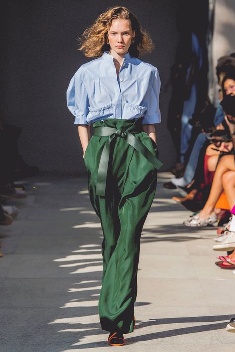 The NET-A-PORTER Team’s New Season Shopping List | PORTER Look 80s, Minimalist Moda, Vogue Germany, Fashion Weeks, Green Pants, Moda Vintage, Vintage Vogue, Looks Chic, 가을 패션