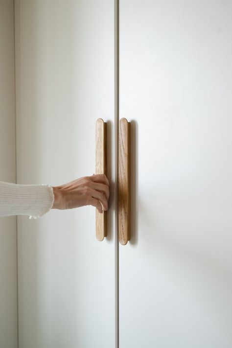 Nordic Wardrobe Design, Wardrobe With Wooden Handles, Wooden Handle Wardrobe, Scandinavian Drawer Pulls, Light Wood Wardrobe Bedrooms, White Kitchen Wood Handles, Wardrobe Door Handle Design, White Kitchen Wooden Handles, Scandinavian Hardware