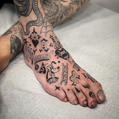 Foot Tattoos For Women Classy, Chest Tattoo Flowers, Foot Tattoo Ideas, Tattoo Ideas For Female, Ignorant Tattoo, Traditional Tattoo Man, Ignorant Tattoos, Barcode Tattoo, Tattoo Maker