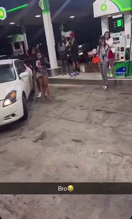 eatemup.7_ on X: "nah the gas station is crazyy https://t.co/S1SYmdZU1C" / X People Getting Knocked Out, People Getting Hit By Cars, Bully Gets Beat Up, Eatemup.7_ On Twitter, People Getting Jumped, Middle School Fightssss Videos, Ppl Getting Jumped, School Fightsssssss Black, Getting Jumped