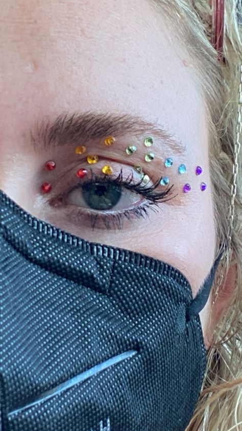 Festival Makeup Rainbow, Rainbow Gemstone Makeup, Pride Gems On Face, Pride Face Gems, Rainbow Concert Outfit, Pride Rhinestone Makeup, Pride Makeup Ideas Glitter, Pride Fit Ideas, Rainbow Gem Makeup