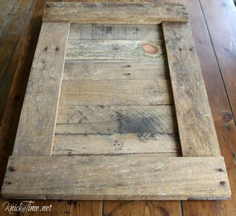 pallet wood rustic frame Recycled Pallets, Dismantling Pallets, Pallet Frames, Build A Dog House, Wood Working Projects, Antique Woodworking Tools, Woodworking Projects For Kids, Engraved Plaque, Pallet Wall