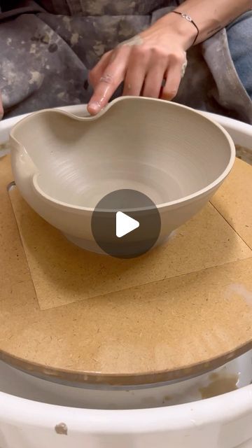 How To Make Ceramic Bowls, Bowl Ceramic Ideas, Clay Ideas Bowl, Clay Bowl Designs, Ceramic Bowl Ideas, Ramen Bowl Glaze, Pottery Bowl Ideas, Diy Ceramic Bowl, Noodle Bowls Ceramic