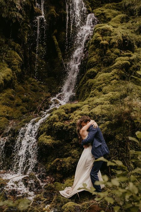 Cottage Core Forest Wedding, Small Forest Elopement, Forest Theme Bridesmaid Dresses, Lake Forest Wedding, Oregon Fall Wedding, Fall Forest Wedding Aesthetic, Forest Wedding Elopement, Woodsy Wedding Aesthetic, Forest Wedding Simple