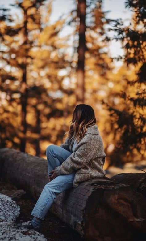 Fall Hike Photoshoot, Outside Fall Photoshoot Ideas, Photography Fall Ideas, Fall Shoot Outfits, Autumn Photo Session, Late Fall Photoshoot, Fall Photoshoot Ideas For Women, Story Inspiration Photography, Autumn Shooting Photo Ideas