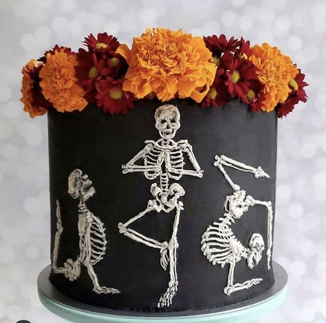 Halloween Cakes Ideas, Halloween Cake Design, Spooky Halloween Cakes, Nightmare Before Christmas Cake, Halloween Cake Ideas, Halloween Torte, Halloween Deserts, Spooky Cake, Postres Halloween