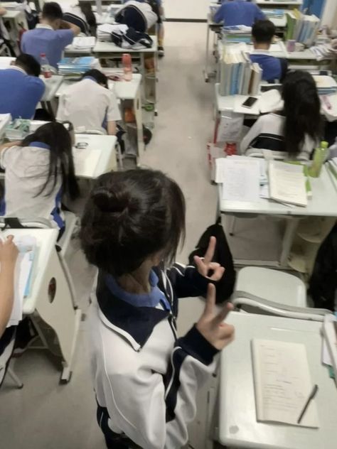 Chinese Students Studying, China School Aesthetic, Chinese Student Aesthetic, Chinese School Aesthetic, China School Uniform, Korean School Aesthetic, School Classroom Aesthetic, Korean Classroom, Korean Highschool