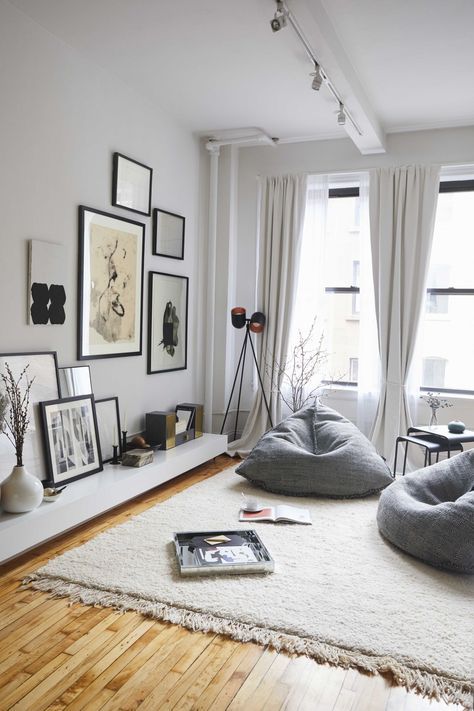 Love the boho look to this living room... no couches or chairs!! ❤️ Chic Apartment, Cozy Sitting Area, Apartment Chic, Affordable Home Decor, Easy Home Decor, A Living Room, Apartment Room, Home Decor Tips, Apartment Living