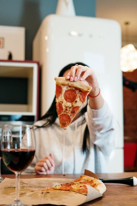 Photography In Restaurant, Pizza And Beer Aesthetic, Pizza Photography Instagram, Pizza Aesthetic Pictures, Pizza Lifestyle Photography, Eating Pizza Photography, Pizza Shop Aesthetic, Pizzeria Photography, Pizza Photoshoot Ideas