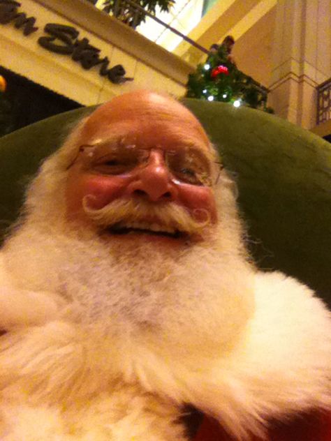 Santa selfie. Santa Funny Pictures, Emo Santa Photos, Funny Santa Pictures, Scary Santa Claus, Goth Santa Photo, Scary Santa, Unsleeping City, Santa Memes Funny, Funny Santa