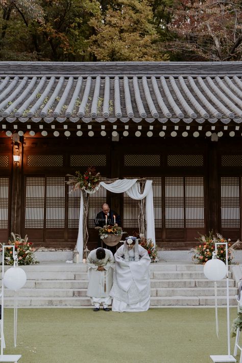 Korean Traditional Wedding Ceremony, Korean Outdoor Wedding, Korean Wedding Ideas, Korean Wedding Venues, South Korean Wedding, Korean Wedding Ceremony, Korean Traditional Wedding, Korean Wedding Traditions, Traditional Korean Wedding