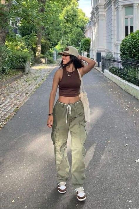 Cargo Pants And Cap Outfit, Outfits With Parachute Pants Summer, Cargo Pants Outfit With Hat, Cargo With Crop Top, Cargos With Crop Top, Summer Camo Pants Outfit, Green Dunk High Outfit, Cargo Pants With Nike Dunks, Cargo And Crop Top Outfit