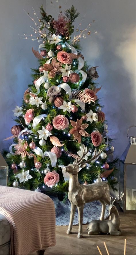 Pink Floral Christmas Tree, Pink Flower Christmas Tree, Christmas Tree Flower Decorations, Flower Christmas Tree Decoration, Feminine Christmas Tree, Roses On Christmas Tree, Floral Christmas Tree Ideas, Gray Christmas Tree Decor, Christmas Tree With Roses