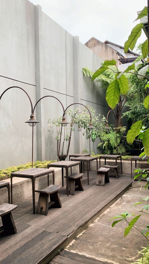 Commercial Patio Design, Open Cafe Outdoor Design, Coffee Shop Plants, Outdoor Cafe Seating, Beer Garden Design, Pintu Interior, Coffee Shop Concept, Industrial Cafe, Rustic Cafe