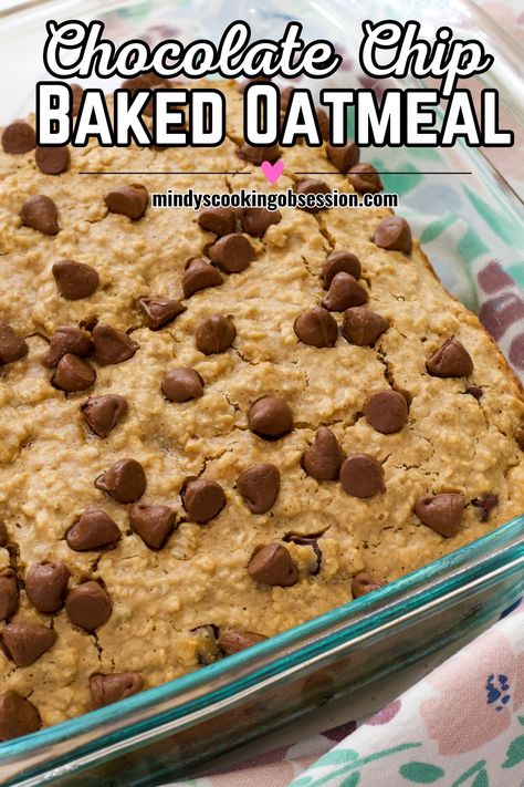 The Easiest Chocolate Chip Baked Oatmeal Recipe - start your day right with this filling breakfast that is packed with healthy whole grains. via @mindyscookingobsession Bake Oatmeal Recipes Breakfast, Baked Oatmeal Squares, Healthy Breakfast With Oatmeal, Easy Healthy Filling Meals, What To Eat With Oatmeal, Pack And Go Breakfast, Baked Oatmeal Recipes Chocolate Chip, Baked Oatmeal With Chocolate Chips, Baked Chocolate Chip Oatmeal