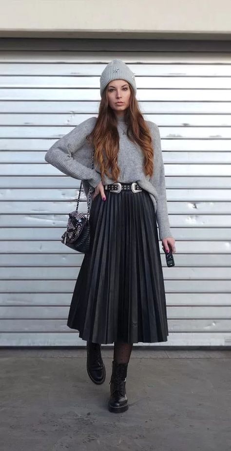 Skirt Outfit Fall, Rok Outfit, Midi Skirt Outfit, Winter Skirt Outfit, Winter Fashion Outfits Casual, Maxi Skirt Outfits, Black Pleated Skirt, Mode Casual, Rock Punk