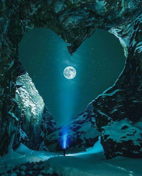 Wow ! Love this ! Heart In Nature, Shoot The Moon, Moon Pictures, Moon Photography, Beautiful Moon, Alam Yang Indah, Moon Art, Amazing Nature, Nature Pictures