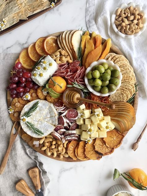 Festive Christmas Food, Creative Christmas Treats, Charcuterie Picnic, Christmas Food Ideas, Beautiful Cheese Board, Winter Celebration, Charcuterie Inspiration, Charcuterie Platter, Charcuterie Cheese