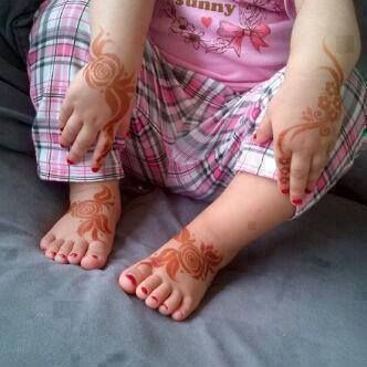 baby henna mehndi Baby Mehndi Design, Modern Mehndi, Henna Designs For Kids, Leg Mehndi, Legs Mehndi Design, Baby Clips, Rose Mehndi Designs, Mehndi Designs For Kids, Modern Mehndi Designs