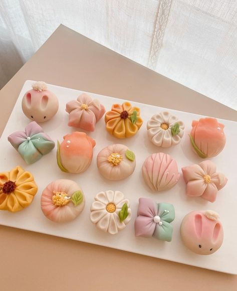 Sakura Cookies, Asian Bakery, Japan Cake, Japanese Pastries, Korean Crafts, Holiday Program, Kawaii Cooking, Cute Food Art, Bakery Desserts