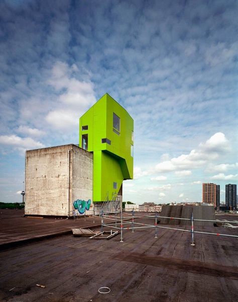 The Green Exhibition House appeared in Rotterdam in 2001, designed as an experiment in assembling a... Parasite Architecture, Parasitic Architecture, Structure Architecture, Gothic Architecture, Sustainable Architecture, Utrecht, Amazing Architecture, Architecture Building, House Inspiration