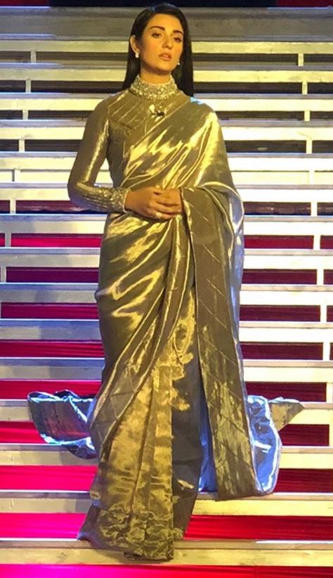 Golden Saree With Full Sleeve Blouse, Full Sleeve Sari Blouse, Collar Neck Full Sleeve Blouse Designs, Turtle Neck Saree, Halter Neck Blouse With Sleeves, Saree With Turtle Neck Top, Turtle Neck Blouse Saree, Full Sleeve Blouse Designs Back Side, High Neck Full Sleeve Blouse