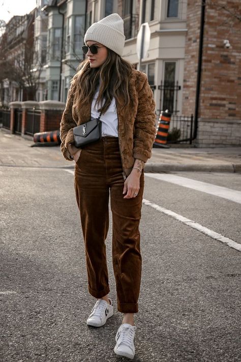 brown corduroy pants outfit How To Style Brown Pants, Brown Pants Outfit, Corduroy Pants Outfit, Dark Brown Pants, Brown Outfit, Outfit Jeans, Brown Corduroy, Minimal Chic, Brown Pants