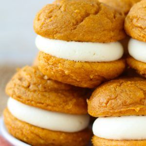 Easy Pumpkin Whoopie Pies, Pumpkin Whoopie Pie Recipe, Cheesecake Fluff, Pumpkin Cheesecake Cookies, Soft Pumpkin Cookies, Whoopie Pie Recipe, Pumpkin Whoopie Pies, Pumpkin Pie Cheesecake, Whoopie Pie