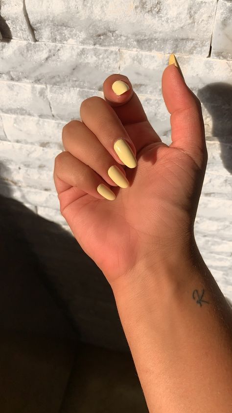 Buttercup Yellow Nails, Honey Yellow Nails, Yellow Nails Brown Skin, Solid Yellow Nails, Sunshine Yellow Nails, Prom Nails Yellow Dress, Canary Yellow Nails, Buttery Yellow Nails, Minimalist Nails Yellow