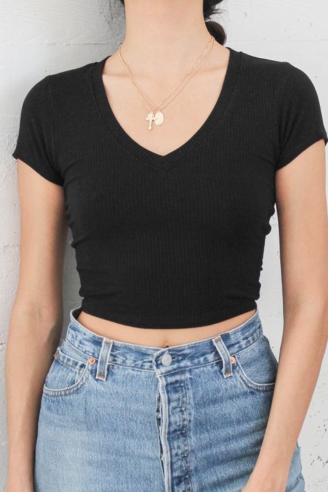 Corina V-neck Crop Tee Simple Fashion Outfits Minimal Style, Trendy Hoodies, Causal Outfits, Fashionista Clothes, Crop Top Outfits, Teenager Outfits, Hippie Outfits, Basic Outfits, Chapter 1