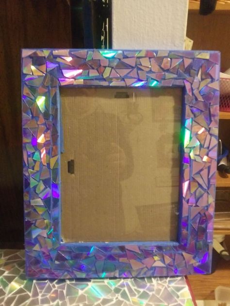 Cd Mosaic Diy, Cd Mosaic Table, Dvd Mosaic, Photo Frame Recycle Craft Ideas, Glass Mosaic Picture Frame, Best Out Of Waste Photo Frame Ideas, Cd Mosaic, Dvd Art, Cd Crafts Diy